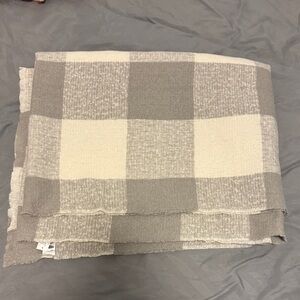 NWT Old Navy Gray and Cream Checkered Blanket Scarf